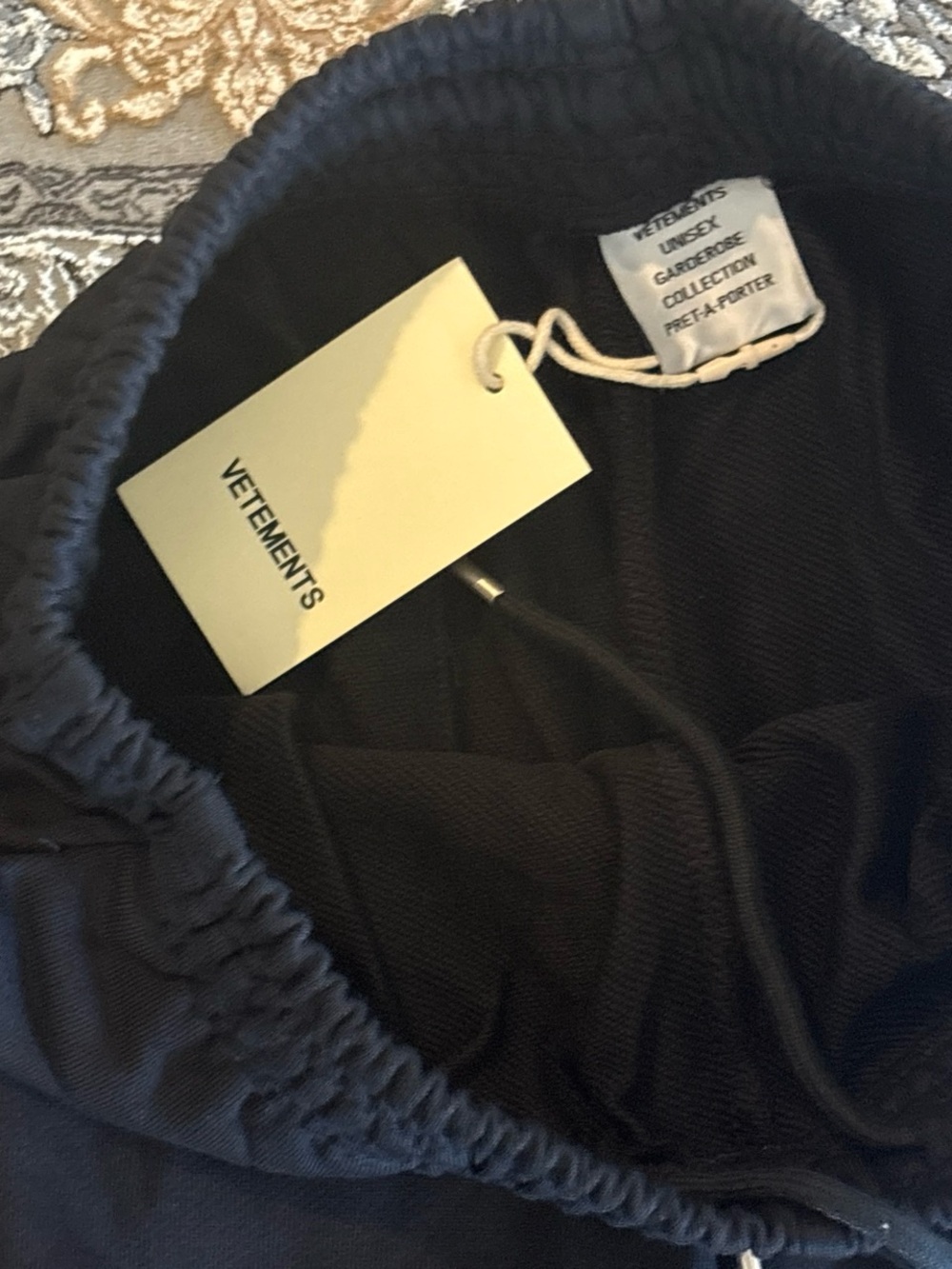 Vetements - Picture 3 of 4